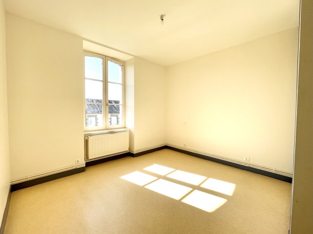 Pièce de vie — parquet et portes bleues