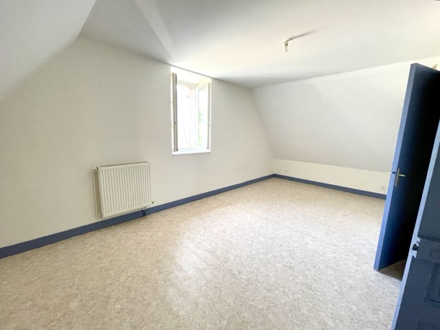 Chambre mansardée — fenêtre